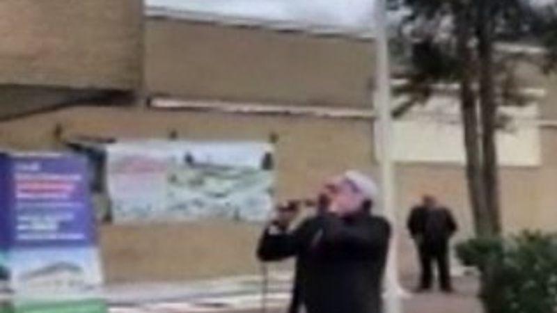 Hollanda'da 40 camide okunan ezan hoparlörden verildi