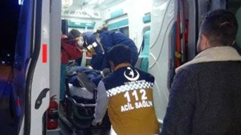 Kavgayı ayırmaya çalışan uzman çavuş, bıçakla yaralandı