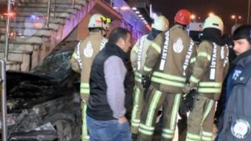 Avcılar'da otomobil, merdivenin ayağına saplandı