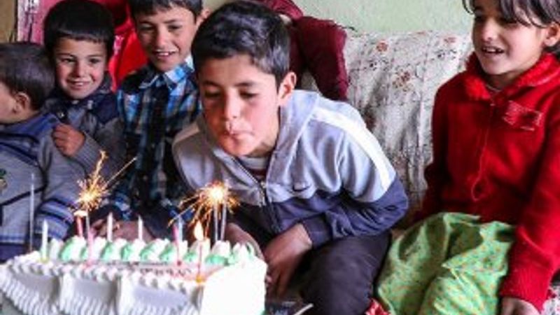 Oğluna doğum günü sürprizi isteyen anneyi kırmadılar