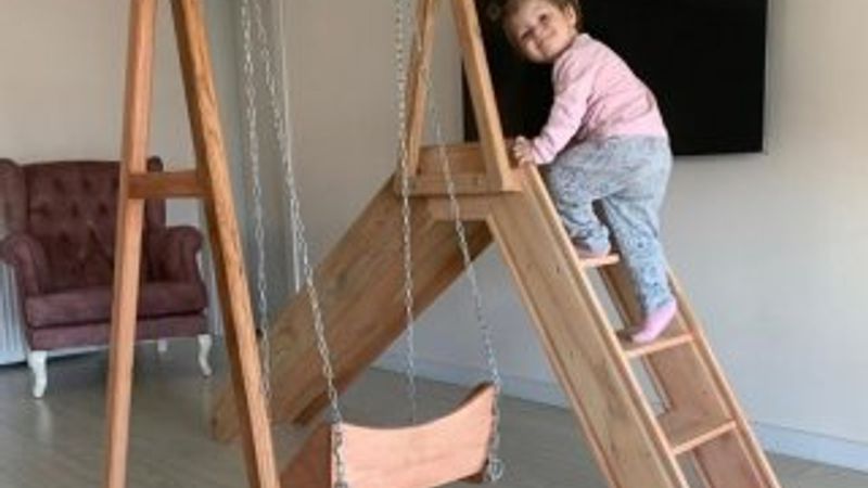 Dışarı çıkamayan torununa ahşaptan park yaptı