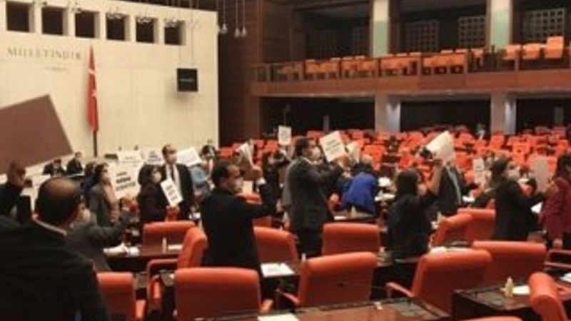 HDP'liler Meclis'te infaz yasasını protesto etti