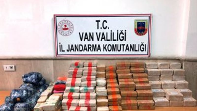 İran sınırından sokulan 161 kilo uyuşturucu yakalandı