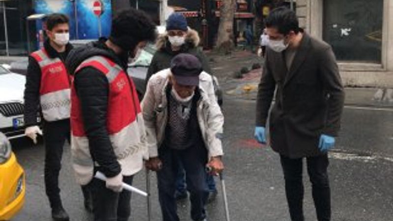 Koltuk değnekleriyle dışarıya çıkan yaşlı adam