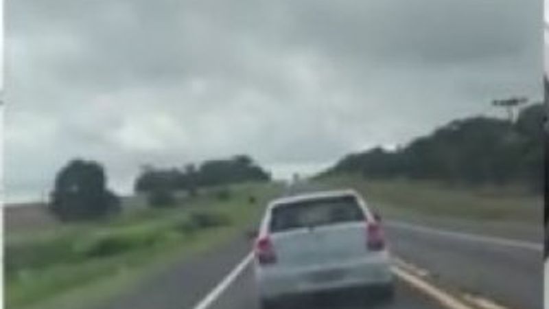 Brezilya polisi kovaladığı aracın lastiğini patlattı