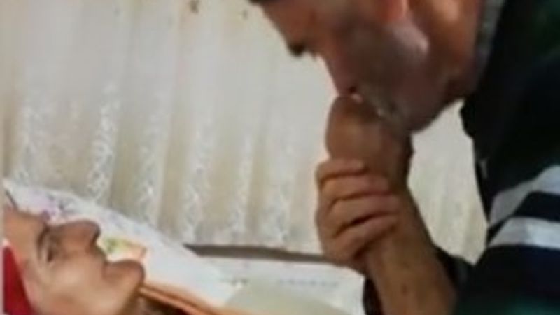 Dedenin yatalak eşine sevgisi