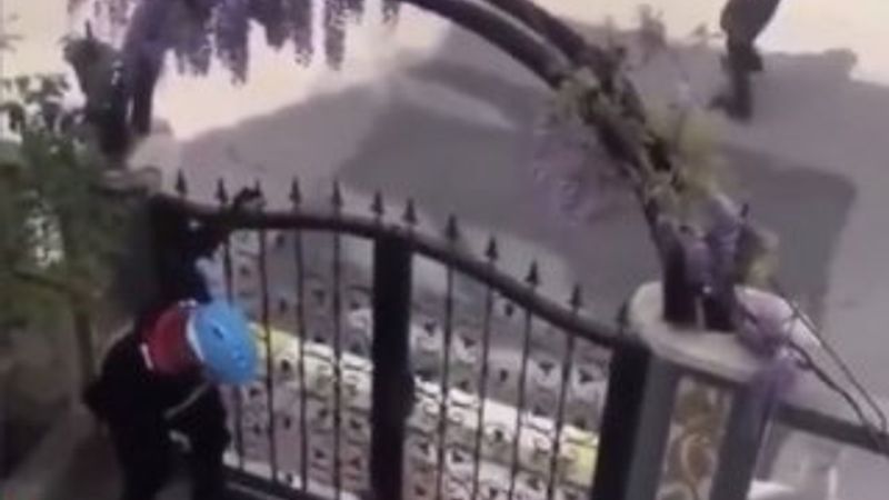 Babanın çocuklarına polis geliyor şakası