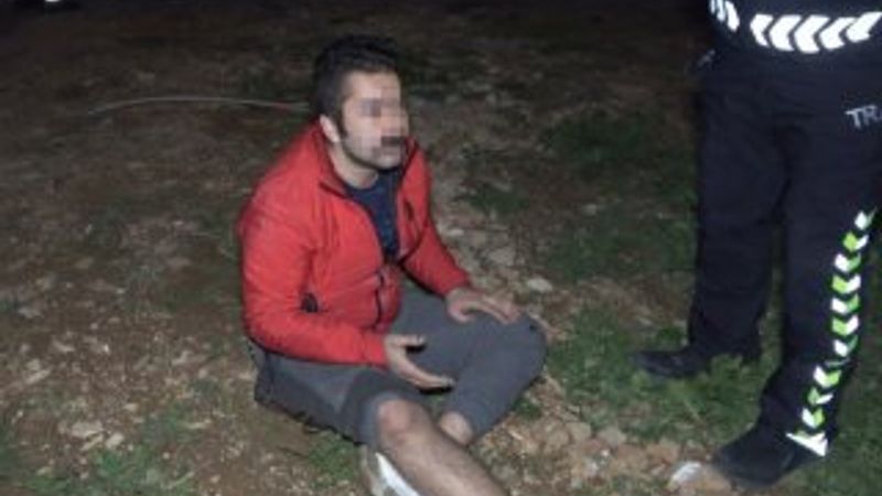 Alkollü sürücü kaçmak isterken bahçe duvarından düştü