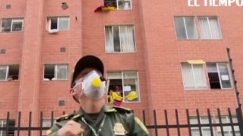 Kolombiya polisinden karantinadaki halka zumba dersi