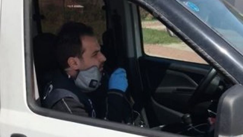 Polis memurundan şarkılı uyarı