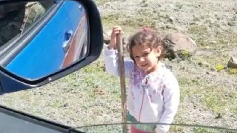 Artvin Şavşat’ta jandarmaya selam verip durduran çocuk