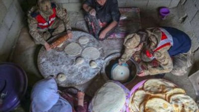 Van'da kadın askerler tandırda ekmek pişirdi