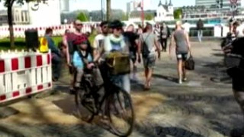 Almanlar, koronavirüse rağmen parklara koştu