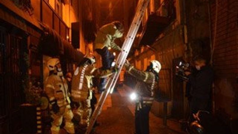 Taksim’de yangın: Mahsur kalan 9 kişi kurtarıldı