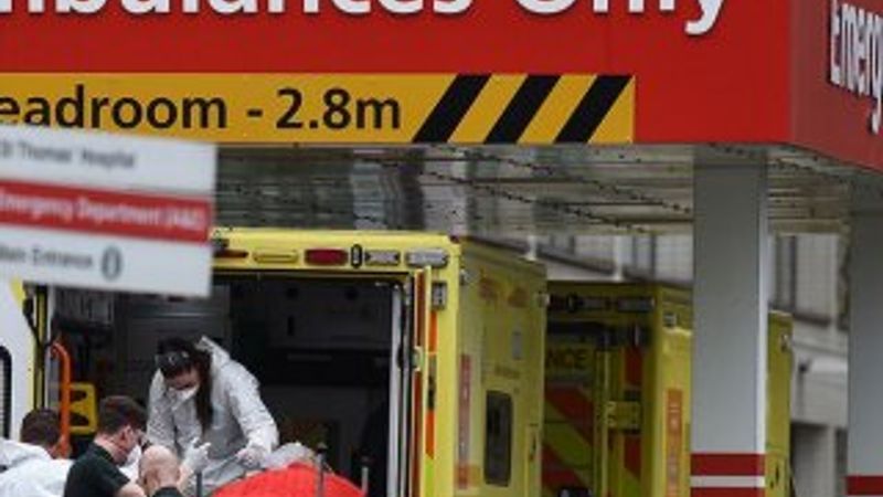 İngiltere'de son 24 saatte 737 kişi koronadan öldü