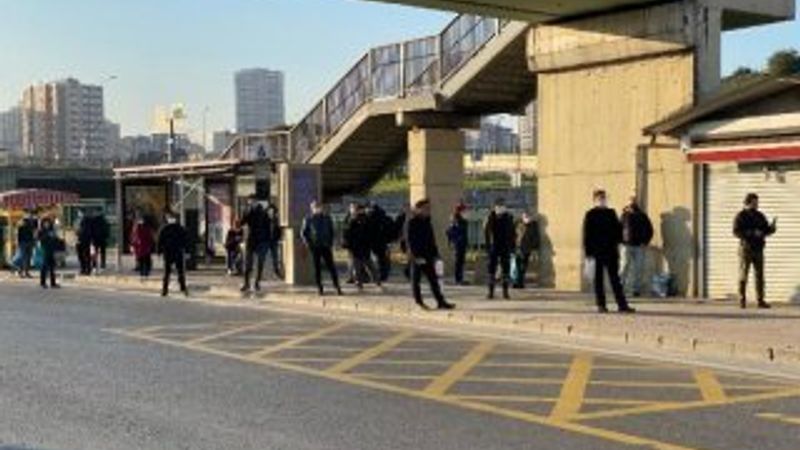 Kadıköy'de durakta otobüs beklediler