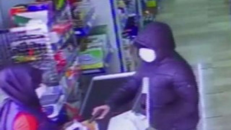 Marketten çikolata almaya gitti, silah çekti