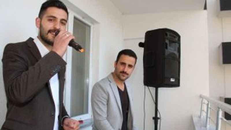 Evlerinin balkonundan site sakinlerine konser verdiler