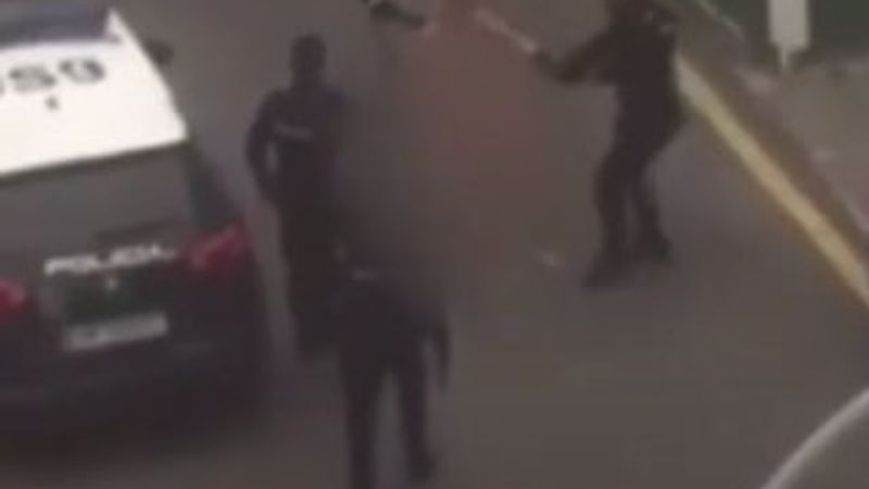 İspanyalı kadından karantinaya çıplak protesto