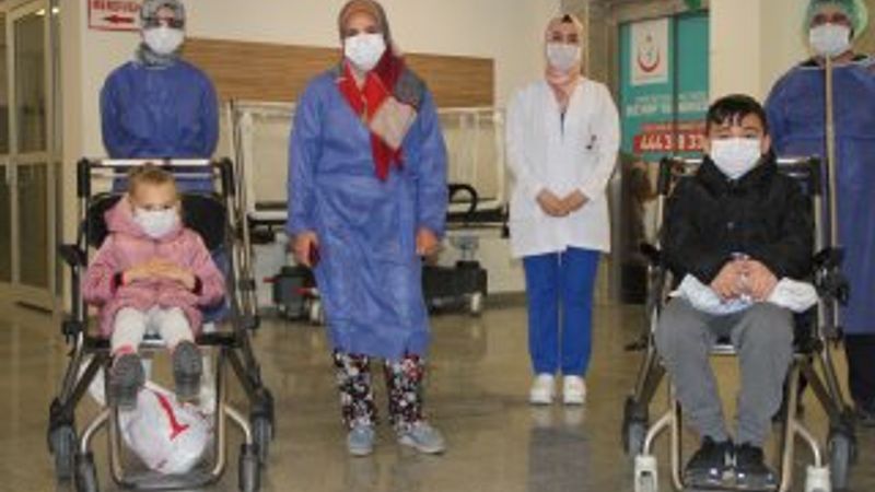 Koronayı yenen 5 yaşındaki Miray ve ailesi alkışlarla taburcu edildi