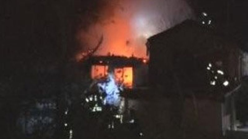 Şişli'de 2 katlı ahşap binada yangın