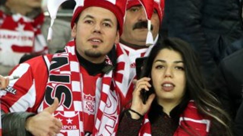 Sivas'ta motosiklet bariyerlere çarptı: 1 ölü, 1 yaralı