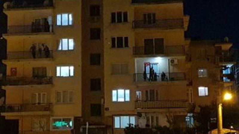 Balkonlara çıkan vatandaşlar hep bir ağızdan şarkı söyledi