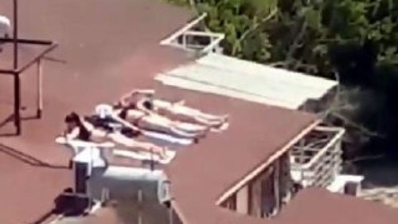 Sahile inemeyen Antalyalı kadınlar çatıda güneşlendi