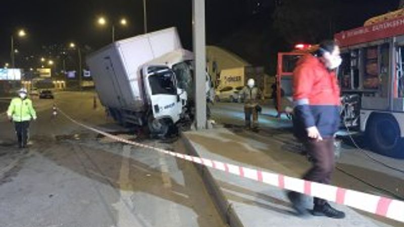 Sarıyer'de kamyonet direğe çarptı: 1 ölü
