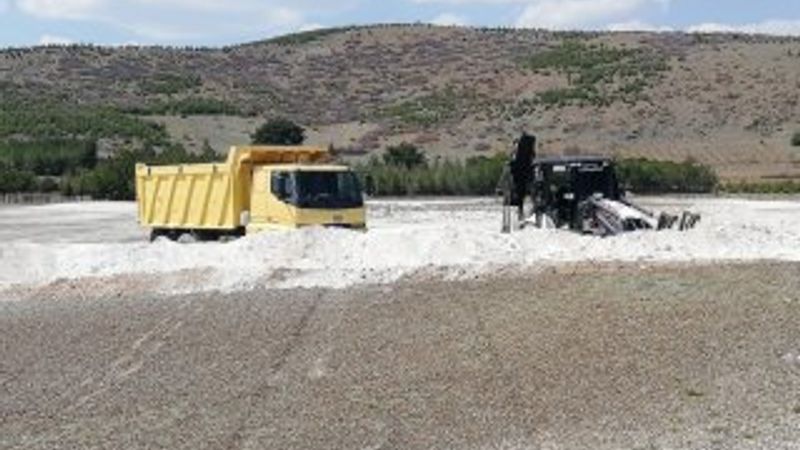 İş makinaları Salda Gölü'nde