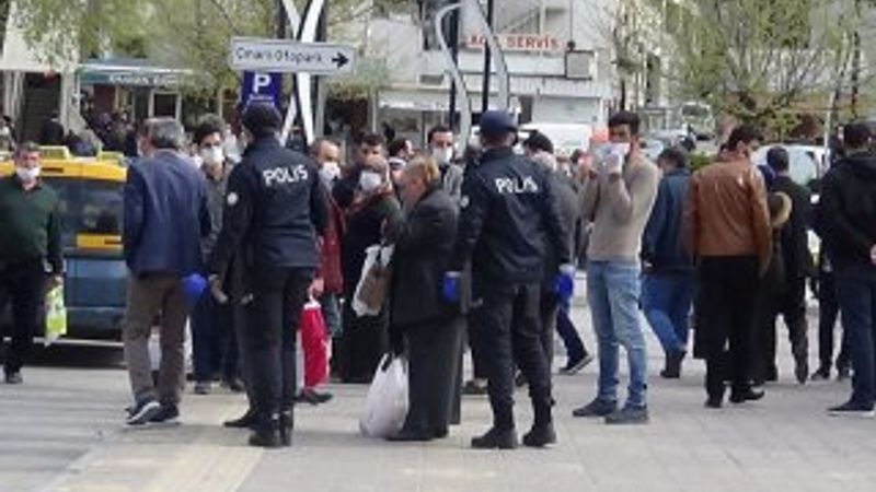 Şüpheli paketi görenler sosyal mesafeyi unuttu