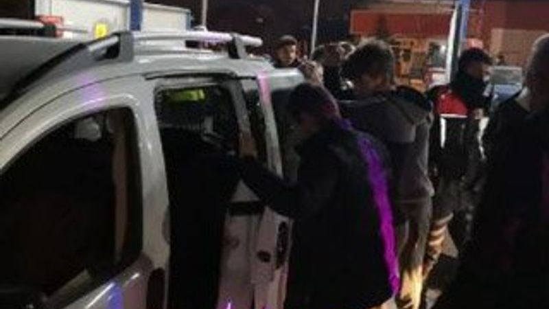 Çaldıkları aracı dezenfekte ederken yakalandılar