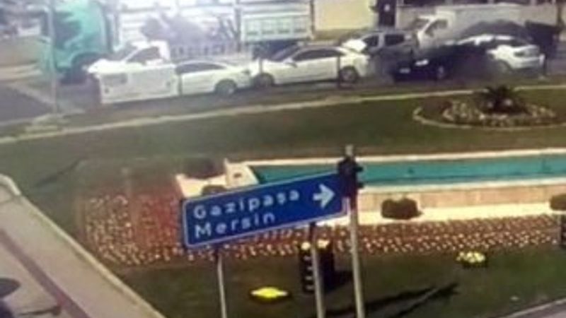 Otomobil kırmızı ışıkta bekleyen araçlara çarptı