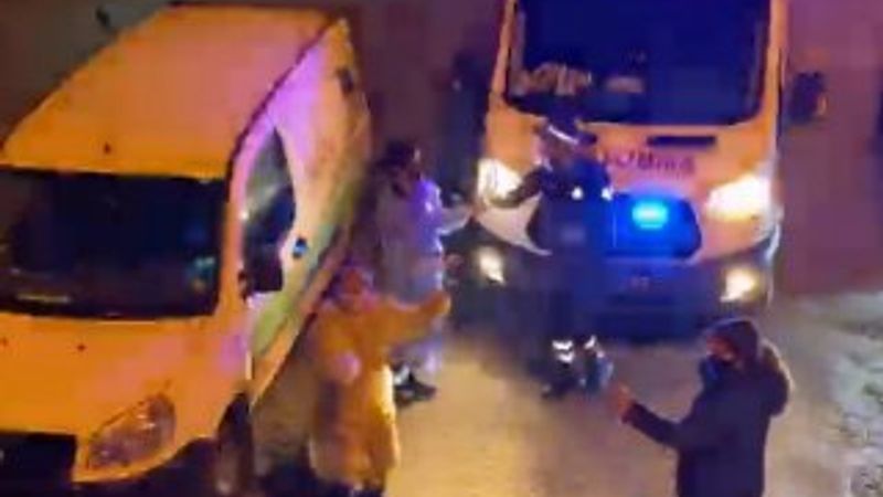 Araçla konser verildi, ambulanstan inen sağlıkçılar oynadı