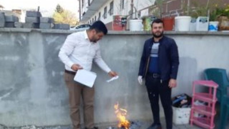 Mahallenin borcunu ödeyip veresiye defterini yaktırdı