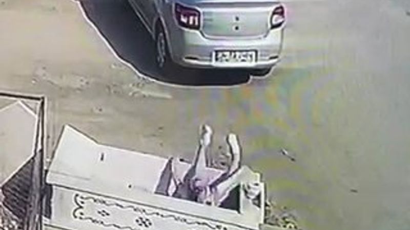 Mezar içine düşen vatandaş güldürdü