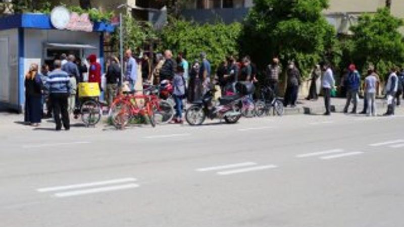 Sokağa çıkma yasağından önce Adana'da kuyruk