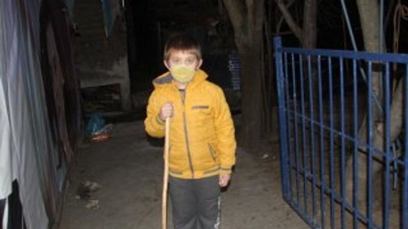 Evden çıkamayan çocuk, yasal hakkım diyerek cips istedi