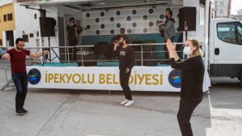 Evde kalanlar için sanatçılar söyledi, sağlıkçılar oynadı