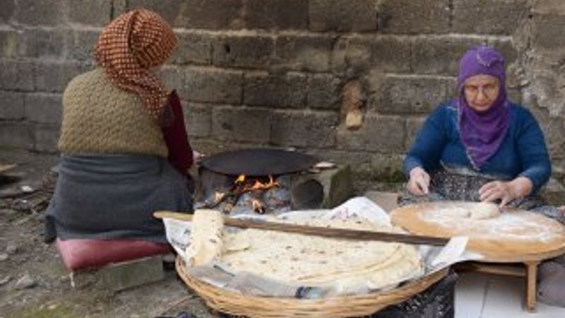 Evde sokağa çıkma yasağına hazırlandılar, ekmek pişirdiler