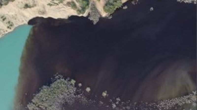 Sır Barajı'nda sular siyaha büründü