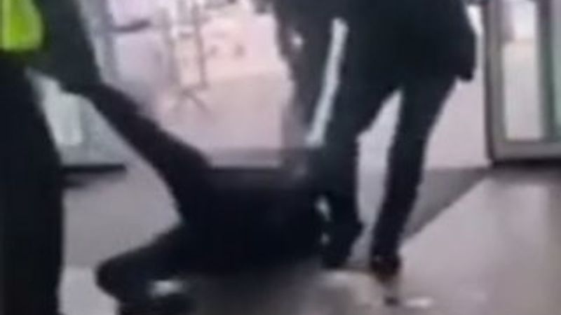 İngiltere'de tuvalet kağıdı çalan hırsızı sürüklediler