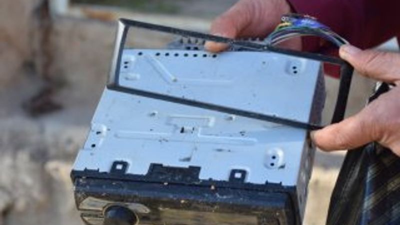 Minibüsten çaldığı teybi, sahibinin evine bıraktı