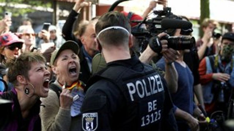 Almanlar koronavirüs kısıtlamalarını protesto etti
