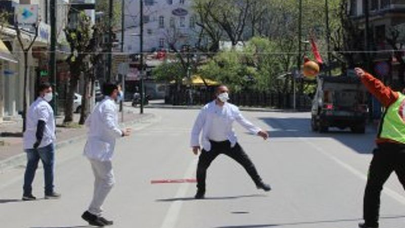 Canları sıkılan eczacılar ana yolda voleybol maçı yaptı