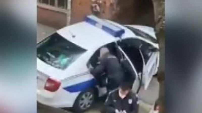 Sırp polisinden karantinaya uymayan kişiye dayak