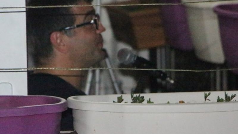 Müzik öğretmeni, mahalleliyi türkü ve marşlarla coşturdu