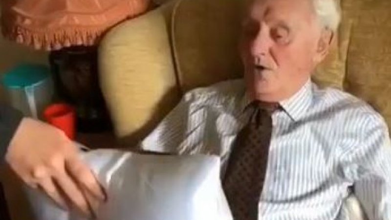 Bakımevi çalışanından yaşlı adamı duygulandıran hediye