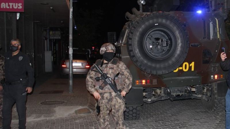 Eşini, çocuklarını ve misafirleri silahla rehin aldı