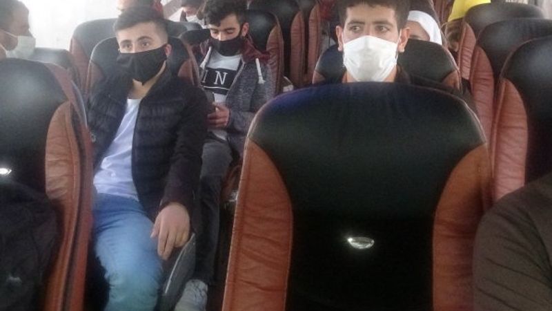 Sahte belgeyle seyahat eden 22 kişi Van'da yakalandı